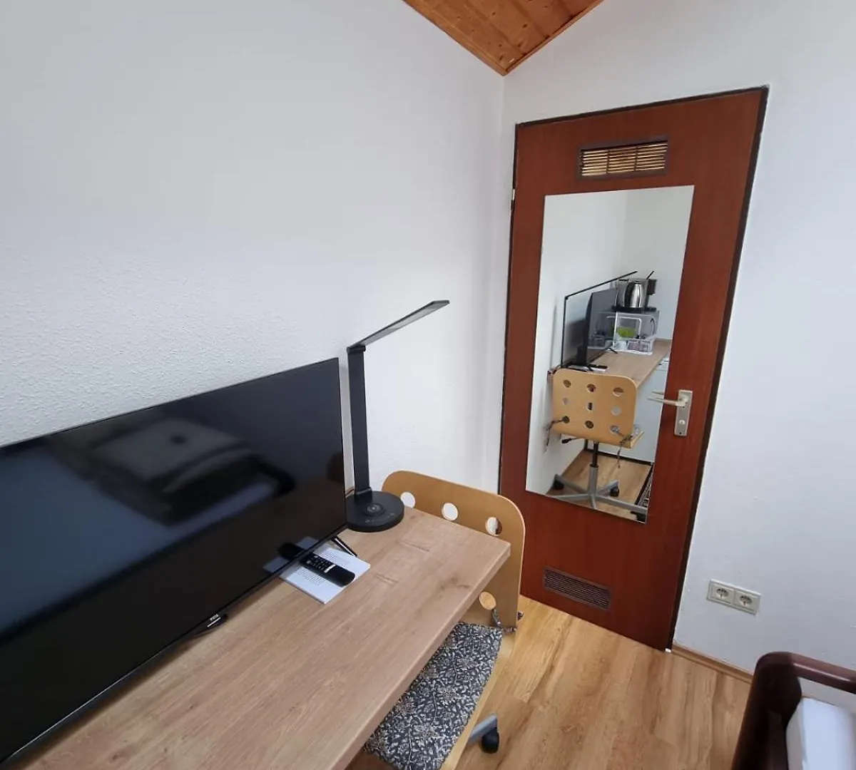 Cozy Apartment In Commercial Centre For Two Unterhaching 0*,  Německo